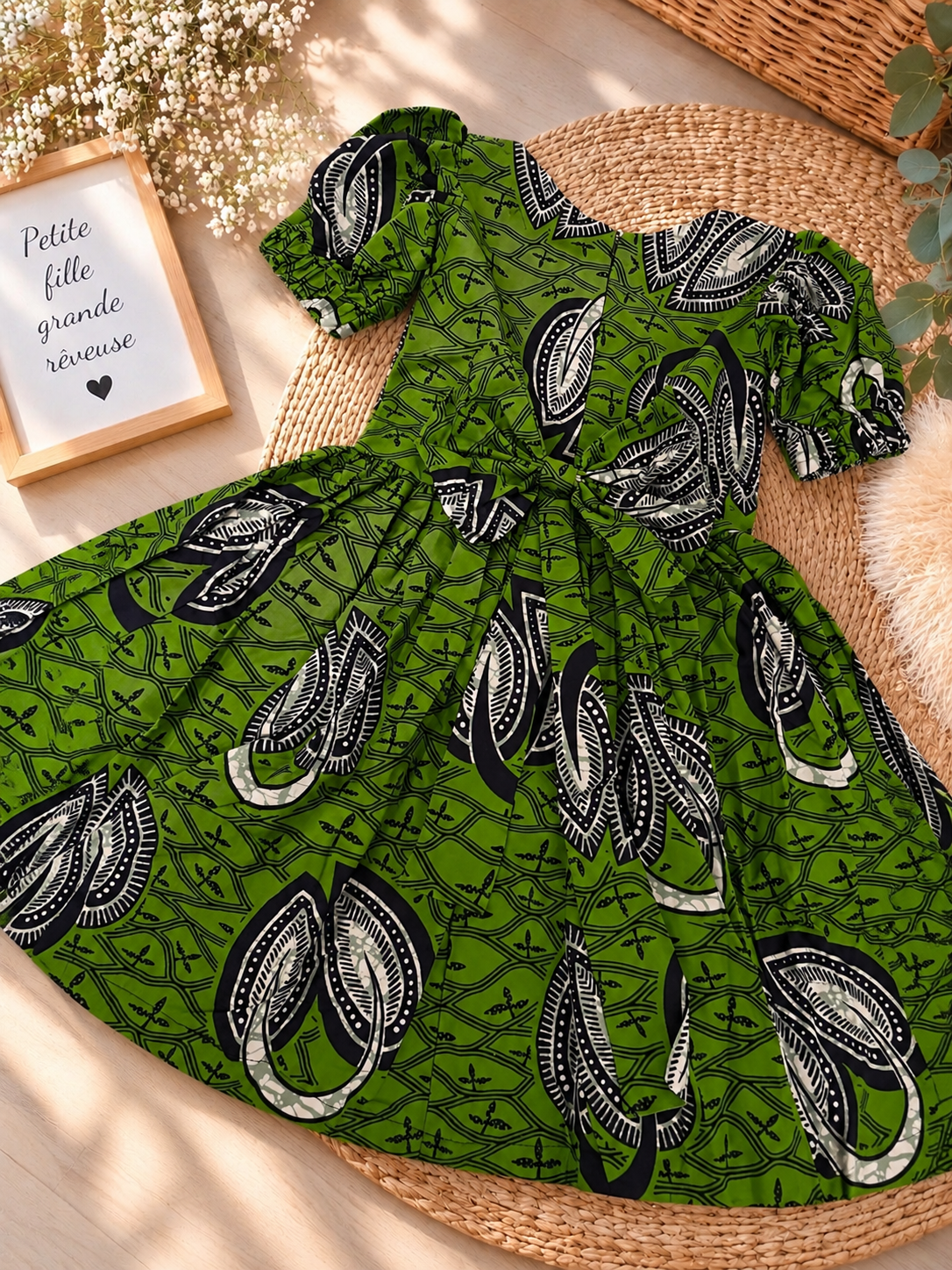 Robe à manches bouffantes enfant en wax, coloris Jade Leaf, vue à plat